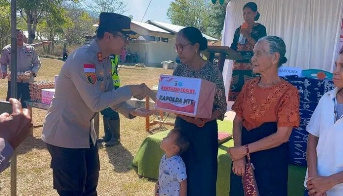 Kapolres Sumba Timur Temui Warga Rindi, Serahkan Bantuan Sosial