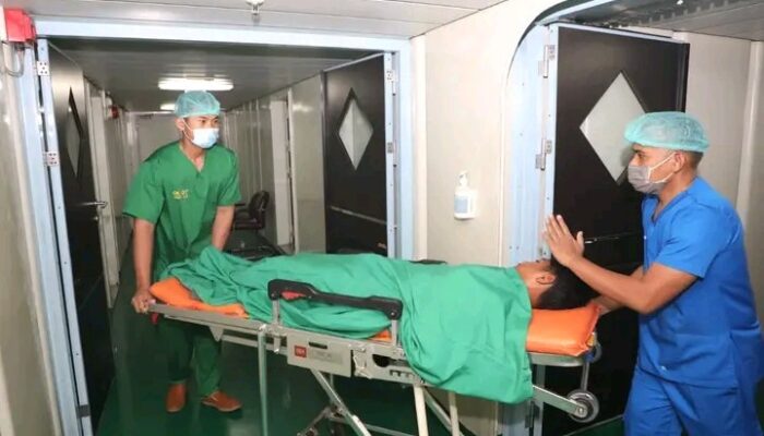 KRI dr. Soeharso Rawat 21 Pasien Pascagempa M7,7 di NTT