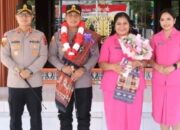 Kapolres Sumba Timur AKBP Gede Harimbawa Dilepas dengan Tradisi Pedang Pora