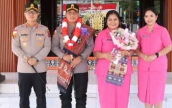 Kapolres Sumba Timur AKBP Gede Harimbawa Dilepas dengan Tradisi Pedang Pora
