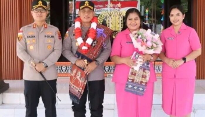 Kapolres Sumba Timur AKBP Gede Harimbawa Dilepas dengan Tradisi Pedang Pora