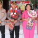 Kapolres Sumba Timur AKBP Gede Harimbawa Dilepas dengan Tradisi Pedang Pora