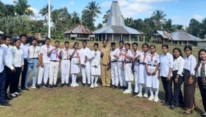 Bendera Sempat Jatuh, Aksi Spontan Matius Ole Awa Warnai Upacara HUT RI di SMA Wali Ate Weekura