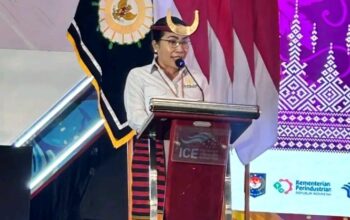 Bupati SBD Ratu Wulla Kenakan Busana Adat Sumba di Fashion Show Wastra Nusantara