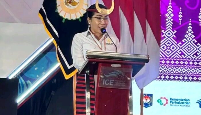 Bupati SBD Ratu Wulla Kenakan Busana Adat Sumba di Fashion Show Wastra Nusantara