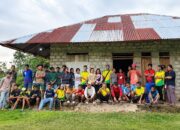 Keluarga Besar SMA Wali Ate Kunjungi Korban Kebakaran Rumah di Weekura, Serahkan Bantuan dan Dukungan Moril