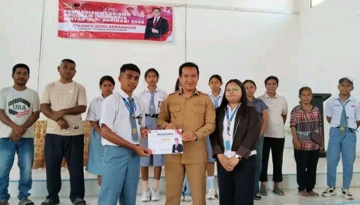 Beasiswa PIP Jalur Aspirasi Disalurkan di SBD, Angga Kaka: Siswa Harus Punya Mimpi