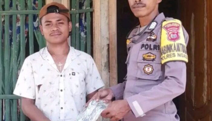 Polres Ngada Salurkan Bantuan ke Warga Terdampak Gempa, Warga Diminta Tak Percaya Informasi Belum Terverifikasi