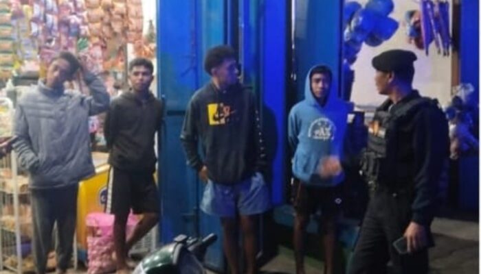 Patroli Malam di Bajawa, Polisi Sambangi Pedagang dan Kelompok Pemuda
